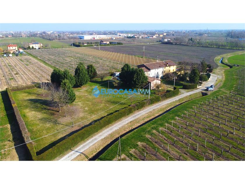 Дом с 14 комнатами в Карпи, Италия № 67554