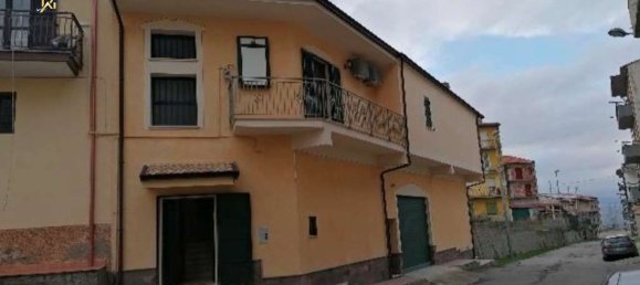 7 rooms Apartment in Cutro, Italy No. 183016 2