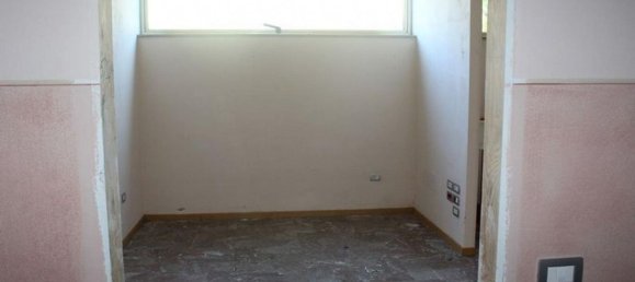 257m² Commercial property in Ponsacco, Italy No. 372695 23