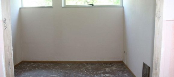 257m² Commercial property in Ponsacco, Italy No. 372695 17