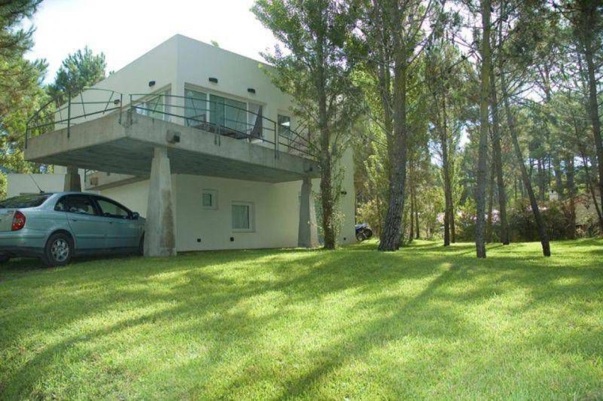 Casa de 3 dormitorios en Mar del Plata, Argentina No. 93017