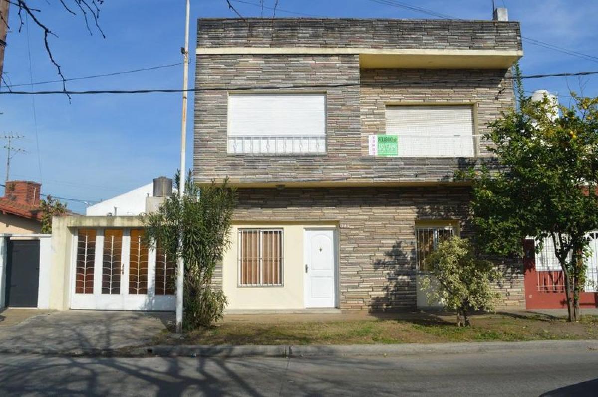 Casa de 3 dormitorios en Bermúdez, Argentina No. 19505