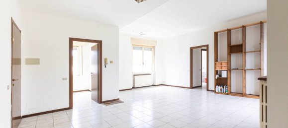 2 bedrooms Apartment in Carugo, Italy No. 341530 8