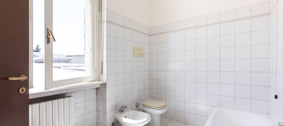 2 bedrooms Apartment in Carugo, Italy No. 341530 12