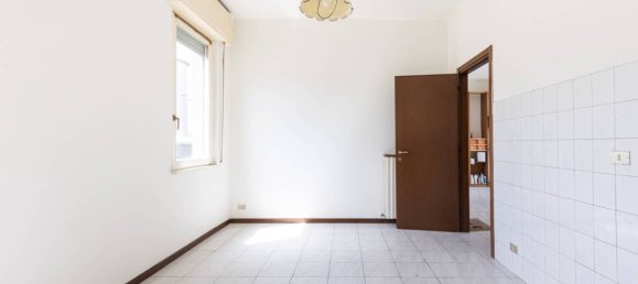 2 bedrooms Apartment in Carugo, Italy No. 341530 9