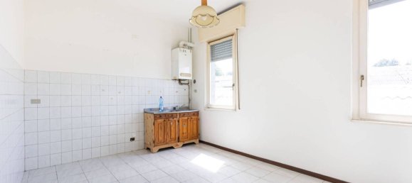 2 bedrooms Apartment in Carugo, Italy No. 341530 2