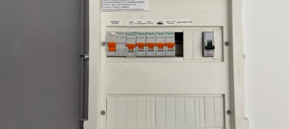 3-salle Appartement à Bari, Italy No. 235644 15