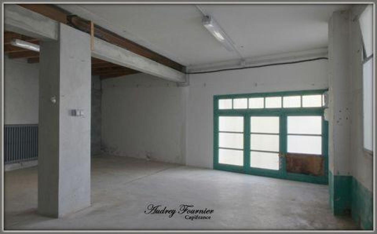  مكتب في Ruffec, France 100متر مربع رقم 20882