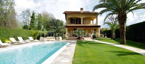 5 bedrooms Villa in Forte dei Marmi, Italy No. 188615 2