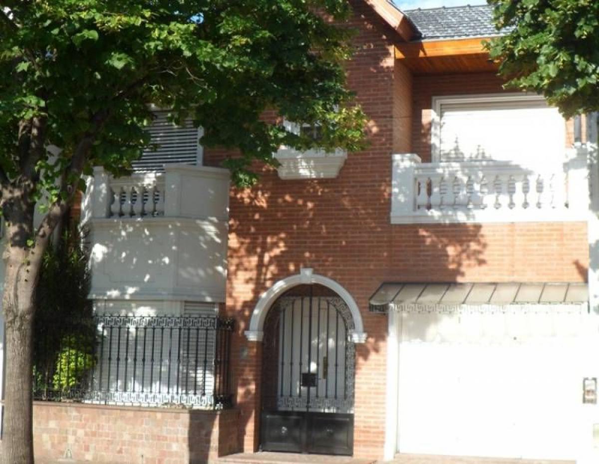 Casa de 3 dormitorios en Buenos Aires, Argentina No. 68399