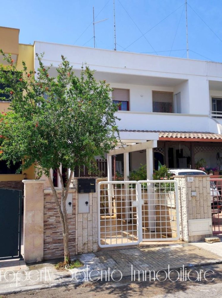 Apartamento de 3 dormitorios en Ugento, Italy No. 74082