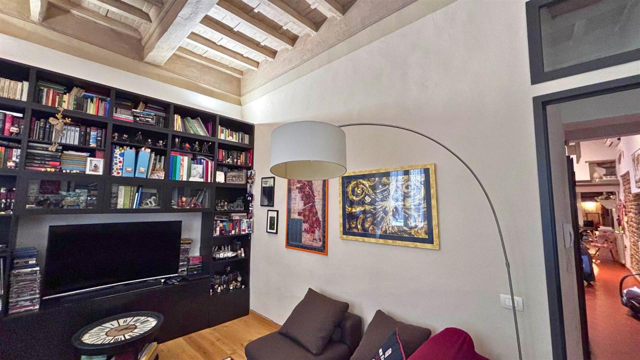 7 rooms Apartment in Florence, Italy No. 32160