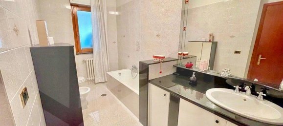 5 rooms Apartment in Altamura, Italy No. 19047 19