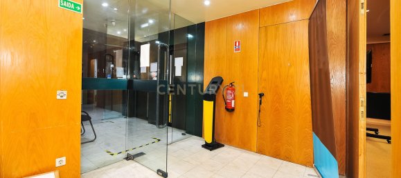 2230m² Building in Lisbon, Portugal No. 98177 3