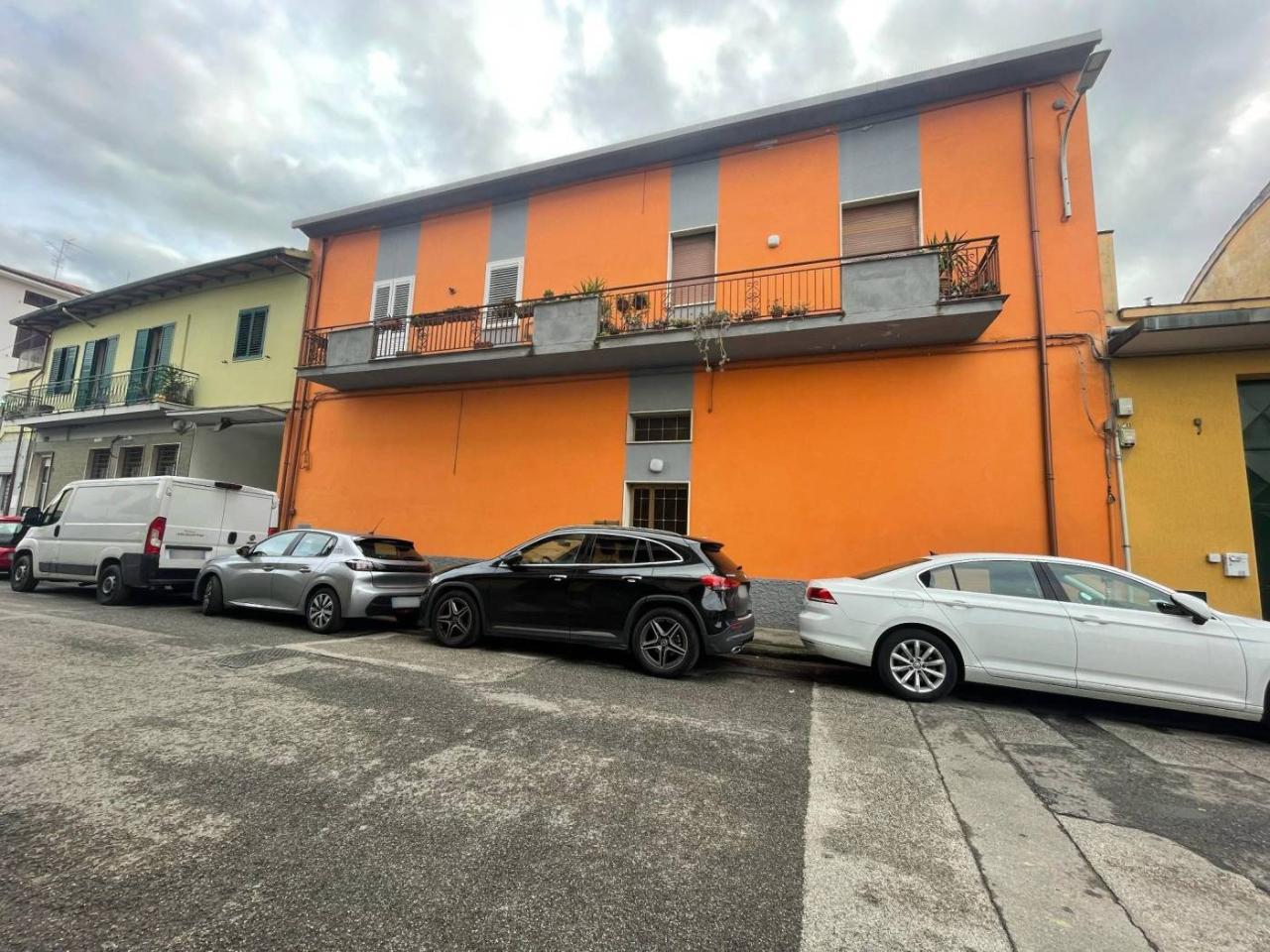 Apartamento de 5 habitaciónes en Prato, Italy No. 30235