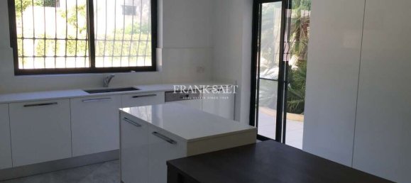 Villa de 4 dormitorios en Swieqi, Malta No. 3199 4