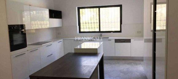 Villa de 4 dormitorios en Swieqi, Malta No. 3199 3