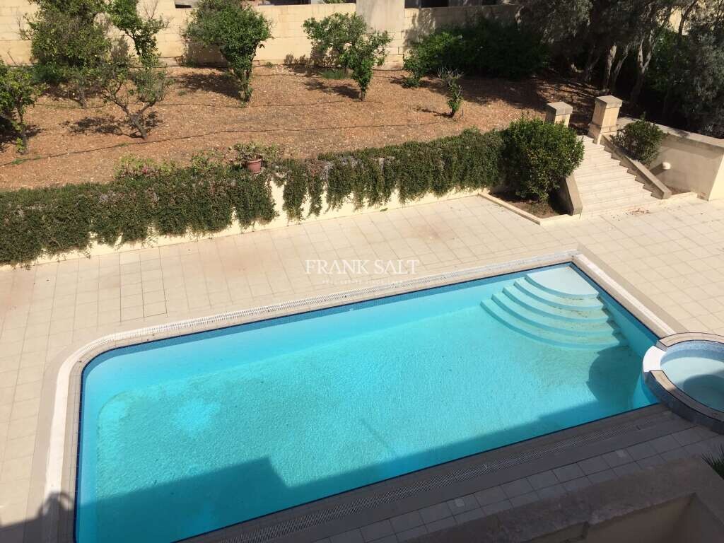 Villa de 4 dormitorios en Swieqi, Malta No. 3199