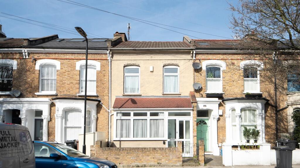 3 bedrooms House in London, United Kingdom No. 12503