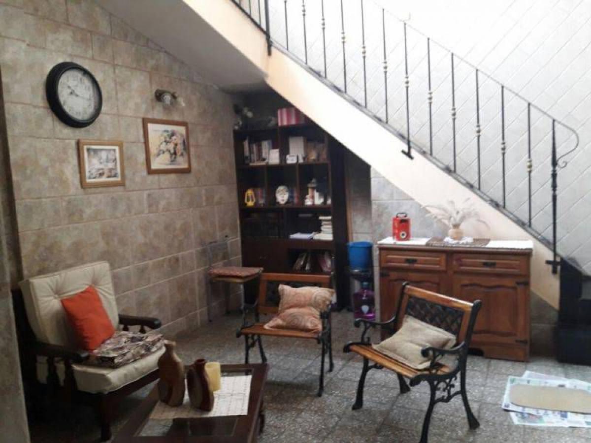 Casa de 4 dormitorios en Lanús, Argentina No. 57920