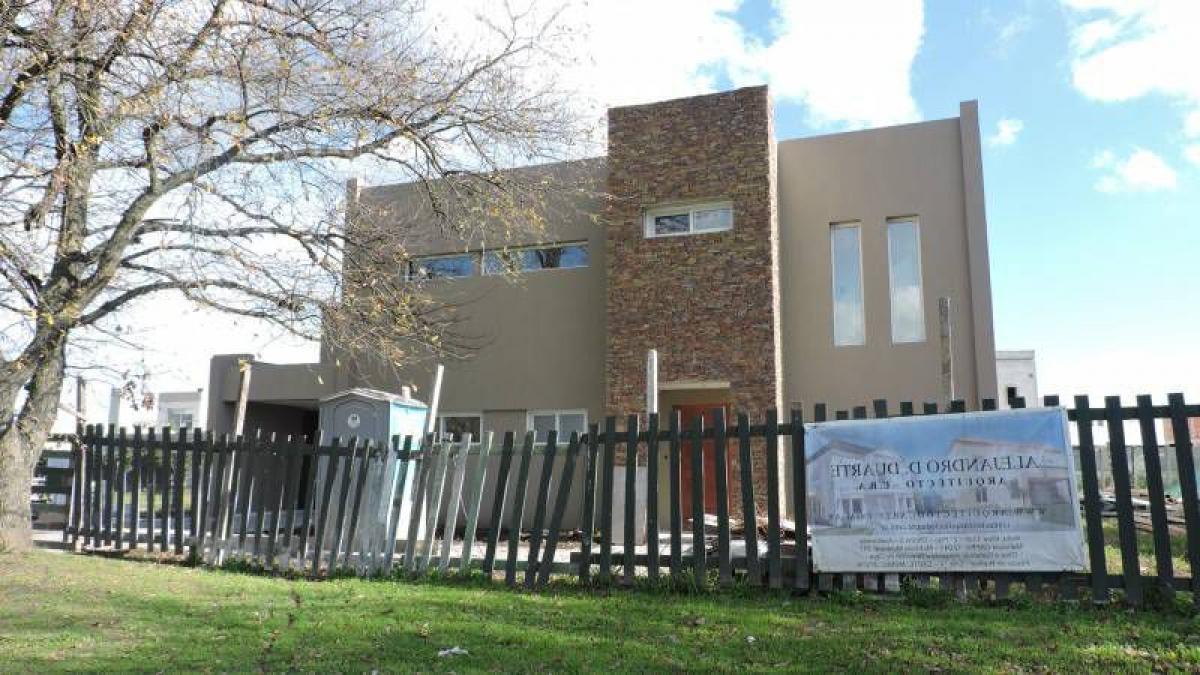 3 bedrooms House in Berazategui, Argentina No. 5341