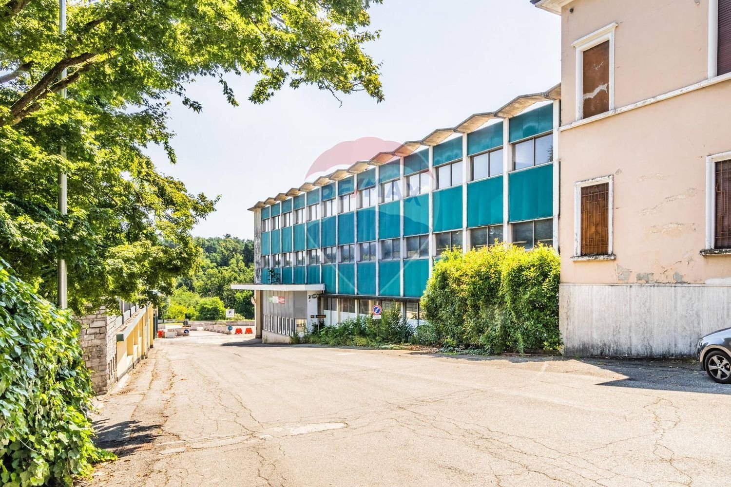 822m² Warehouse in Solbiate Arno, Italy No. 58251