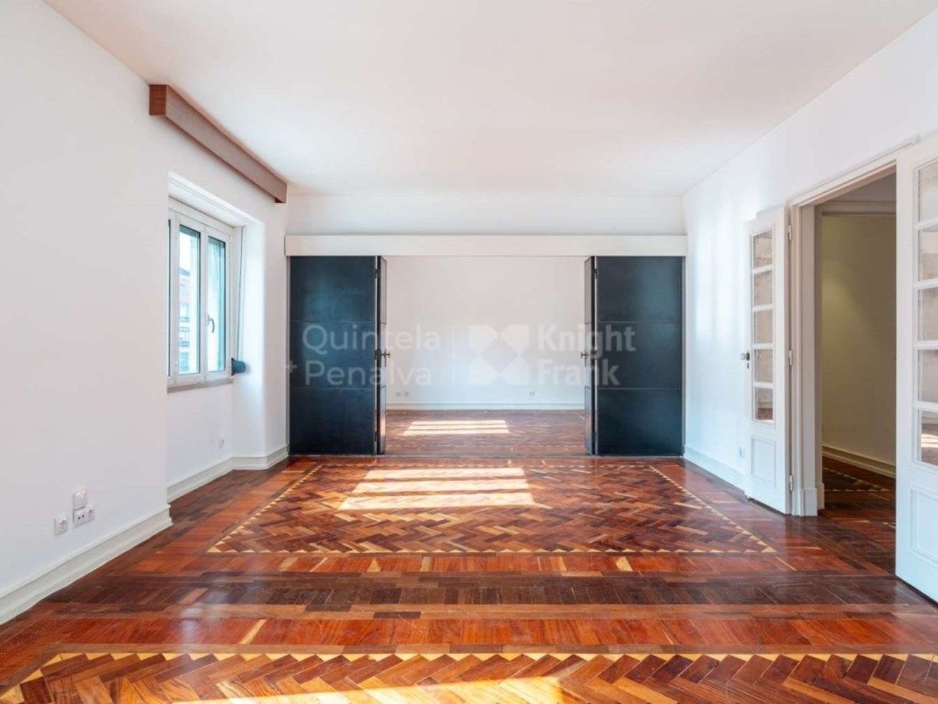 4 bedrooms Apartment in Lisbon, Portugal No. 90111
