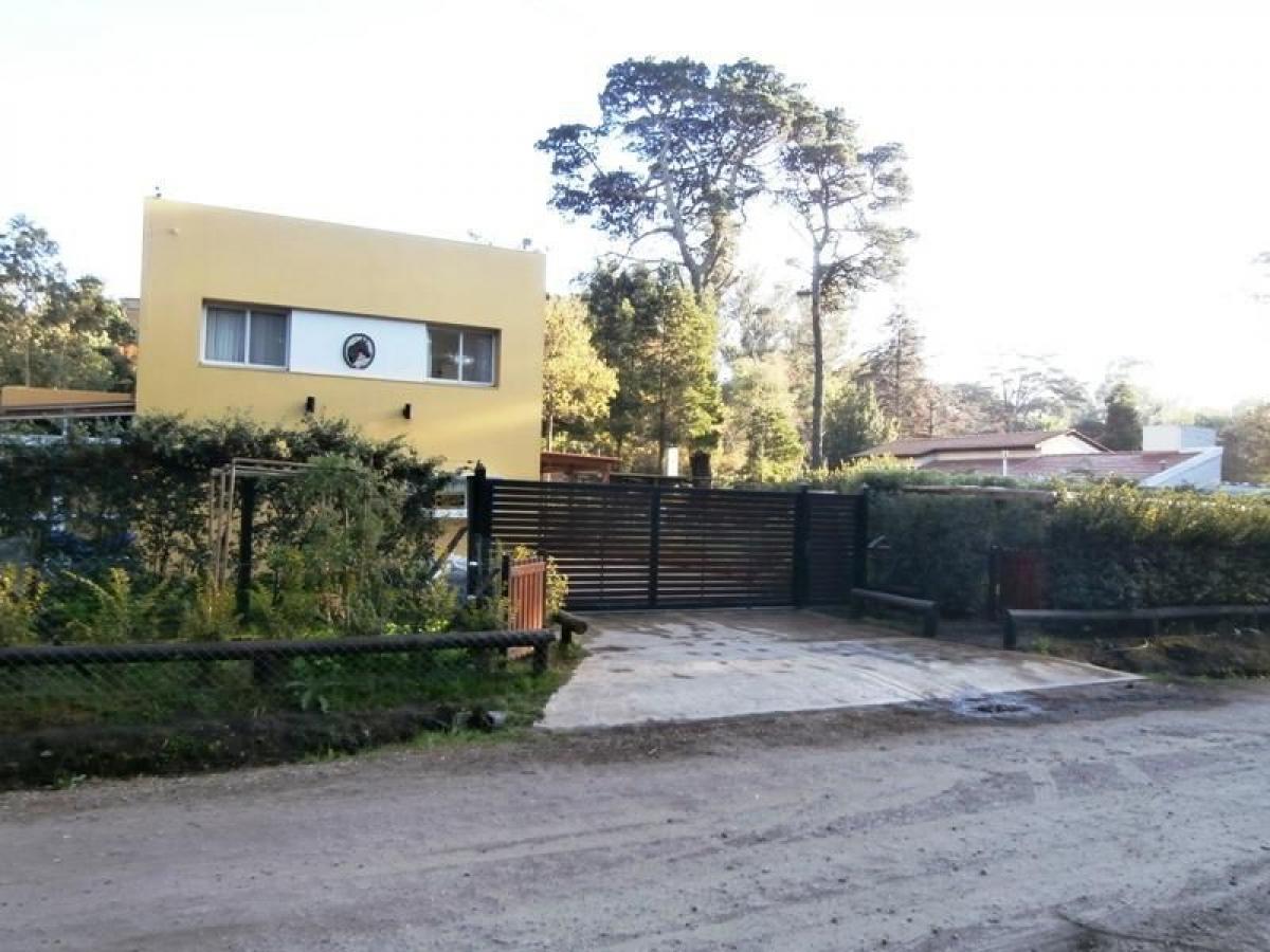 3 bedrooms House in Mar del Plata, Argentina No. 70208