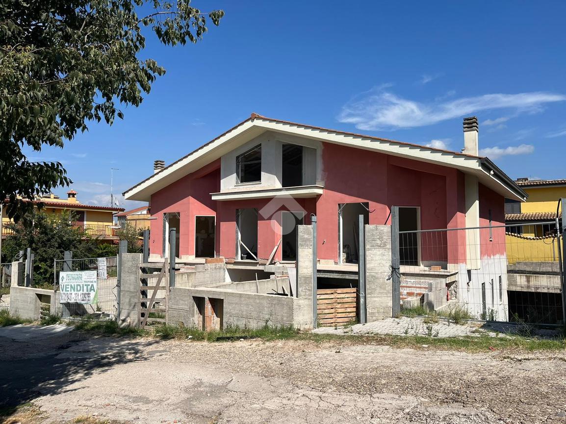 4 rooms Villa in Rome, Italy No. 18061