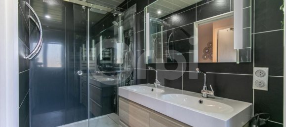 4 bedrooms House in La Queue-en-Brie, France No. 163309 12