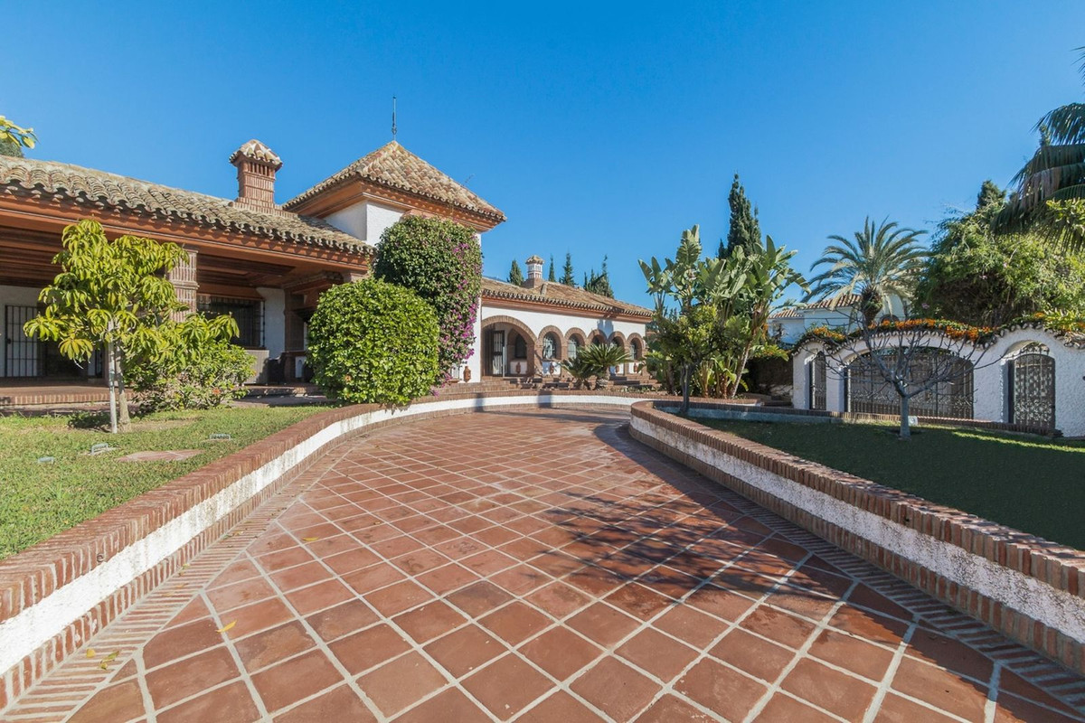 4 bedrooms Villa in Marbella, Spain No. 52956