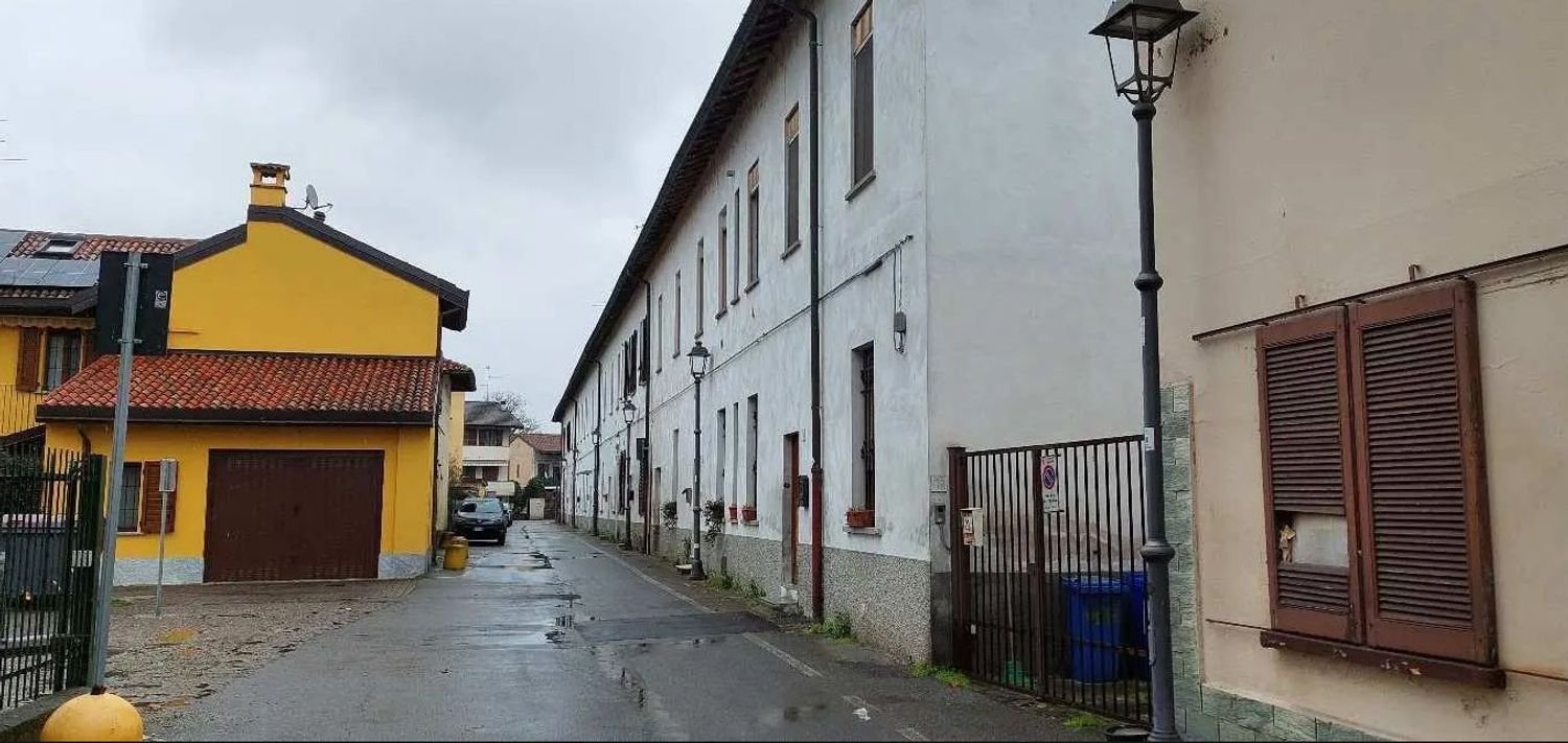 Apartamento de 3 dormitorios en Binasco, Italy No. 361135