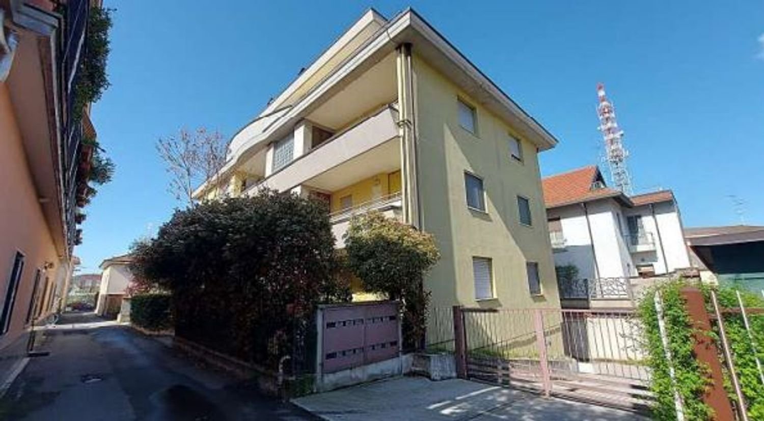 4 rooms Apartment in Busto Arsizio, Italy No. 1668