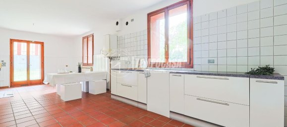 3-salle Appartement à Castel San Pietro Terme, Italy No. 111669 10