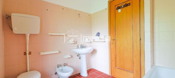 3-salle Appartement à Castel San Pietro Terme, Italy No. 111669 20