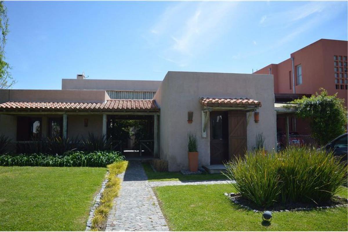 4 bedrooms House in Berazategui, Argentina No. 54168