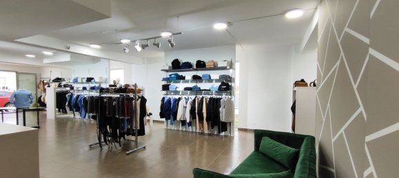 Gewerbliche Immobilie in Vittoria, Italy 220m², Nr. 176423 4