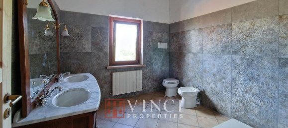 5 bedrooms House in Montelupone, Italy No. 123281 2