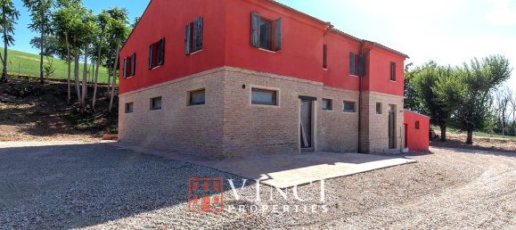 5 bedrooms House in Montelupone, Italy No. 123281 8
