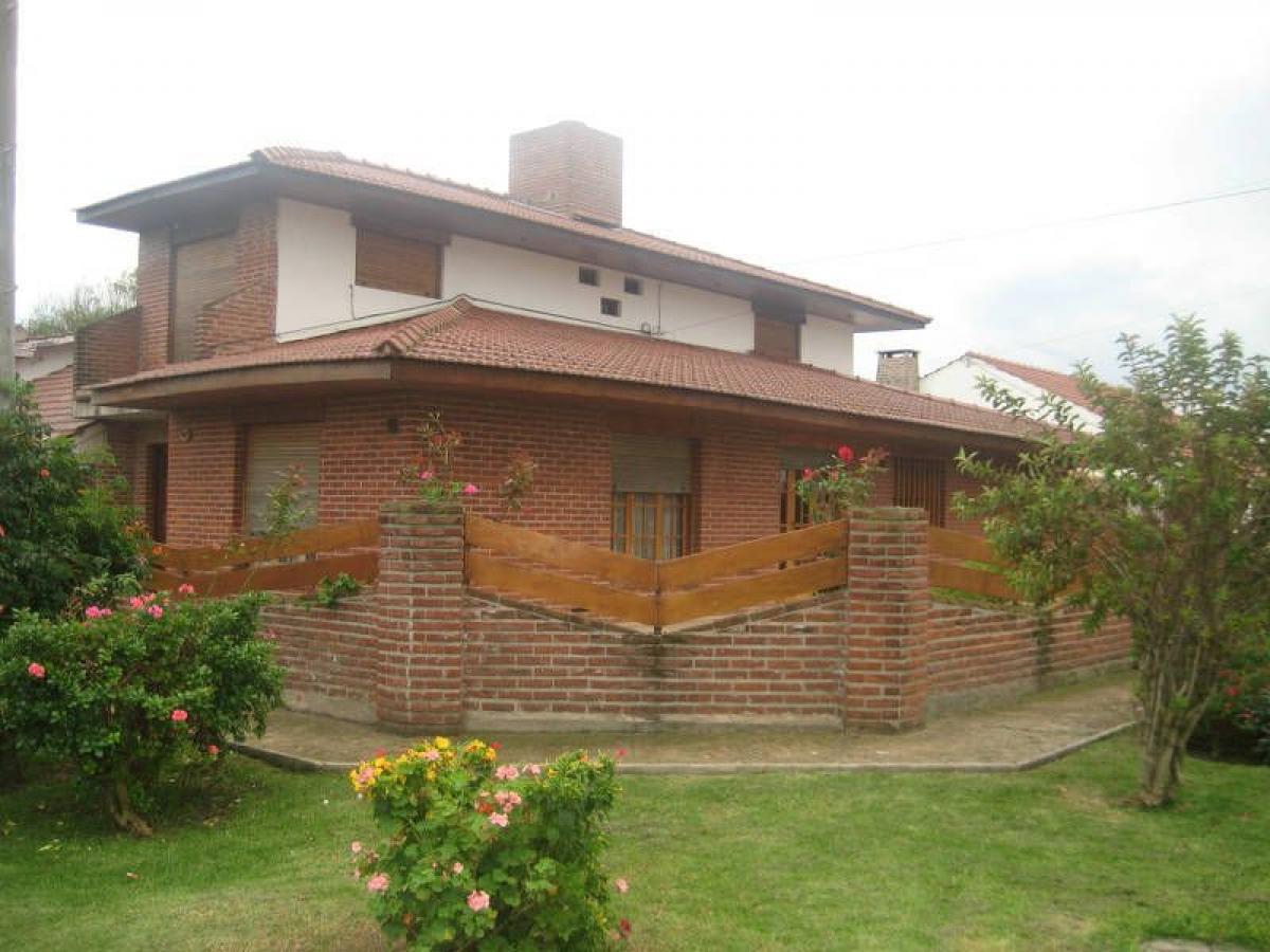 3 bedrooms House in Mar del Plata, Argentina No. 81390