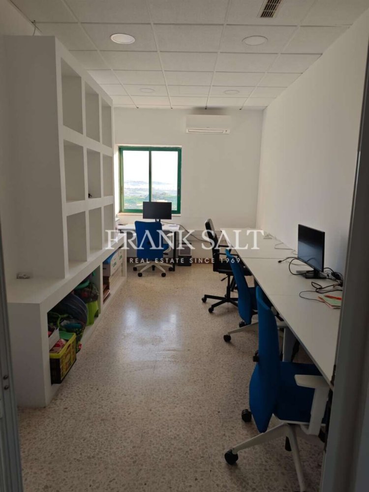 Bureau à Zebbug, Malta No. 13189