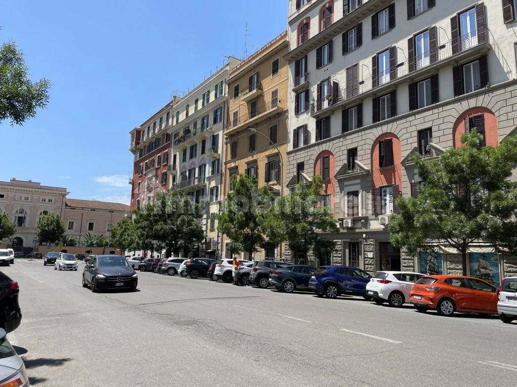 Propiedad comercial de 1 habitación en Rome, Italy No. 324993