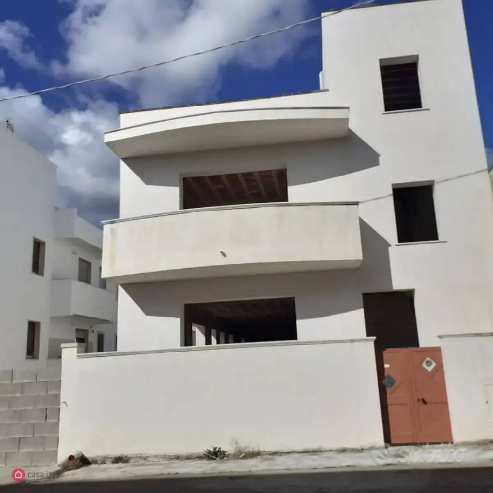 Коммерческая недвижимость с 10 комнатами в Casarano, Италия № 300558