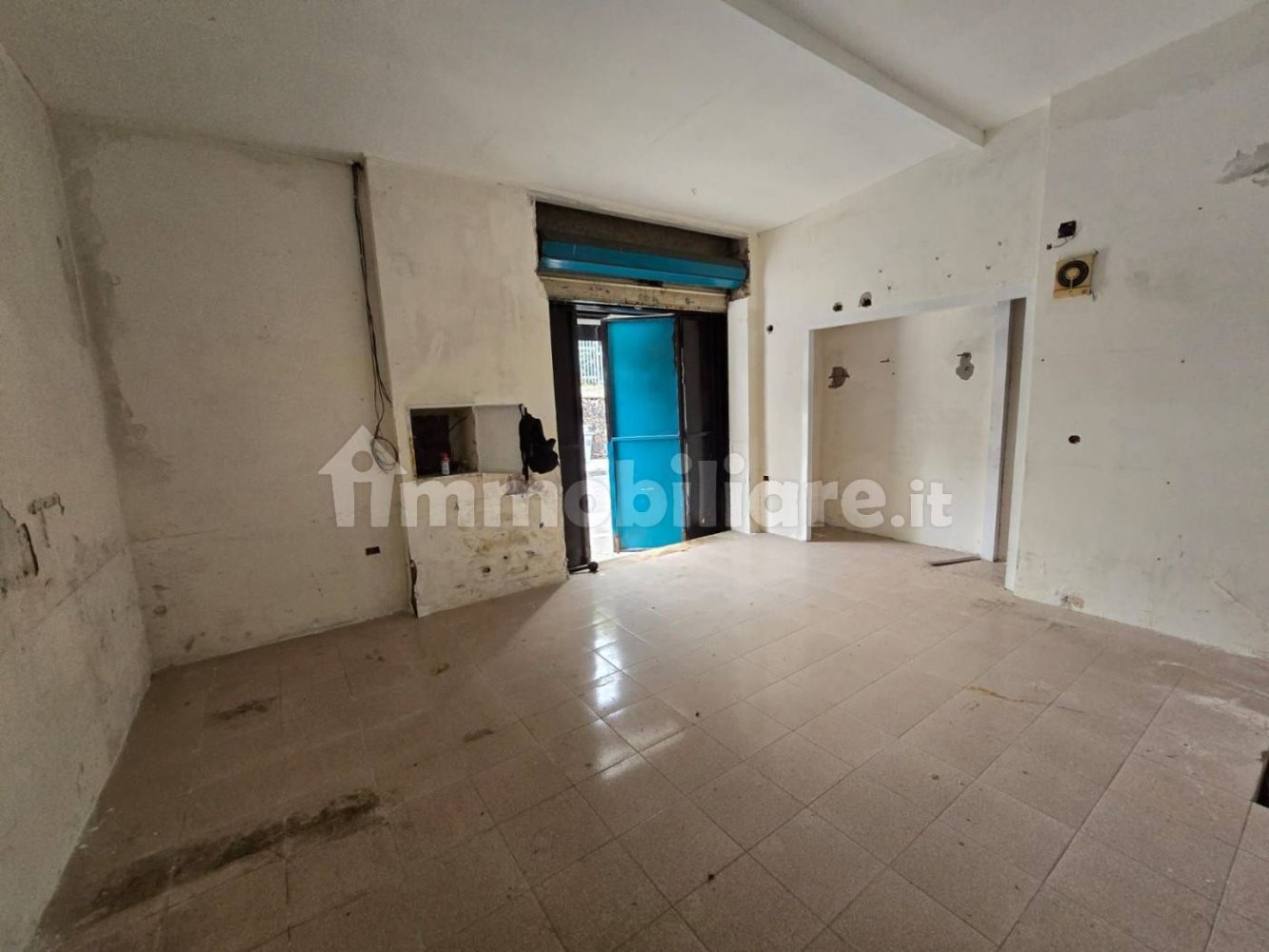 1-salle Propriété commerciale à Naples, Italy No. 123425