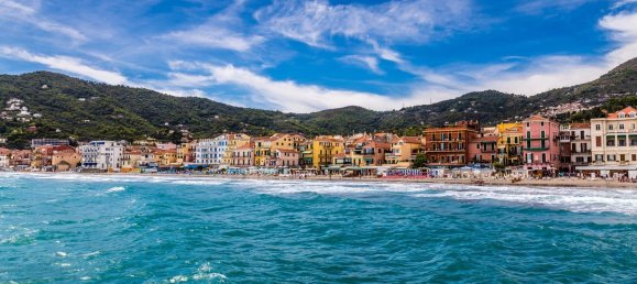 Квартира с 3 комнатами в Алассио, Италия № 140743 5