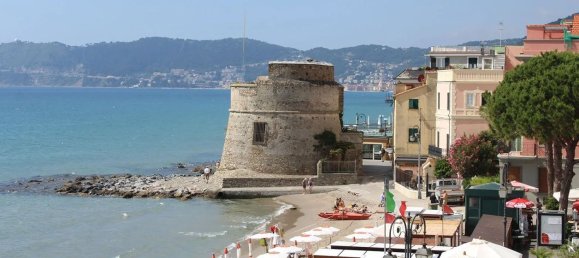 Квартира с 3 комнатами в Алассио, Италия № 140743 10