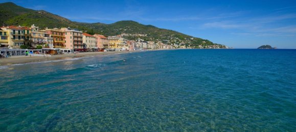 Квартира с 3 комнатами в Алассио, Италия № 140743 13