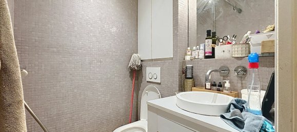 Studio in Paris, France No. 180537 3