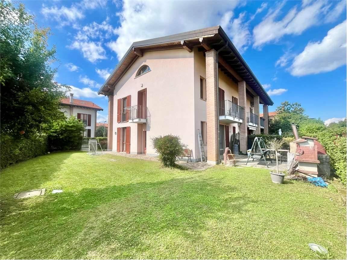 Villa de 5 habitaciónes en Casatenovo, Italy No. 104051