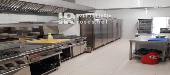 Gewerbliche Immobilie in Roses, Spain 291m², Nr. 136055 12
